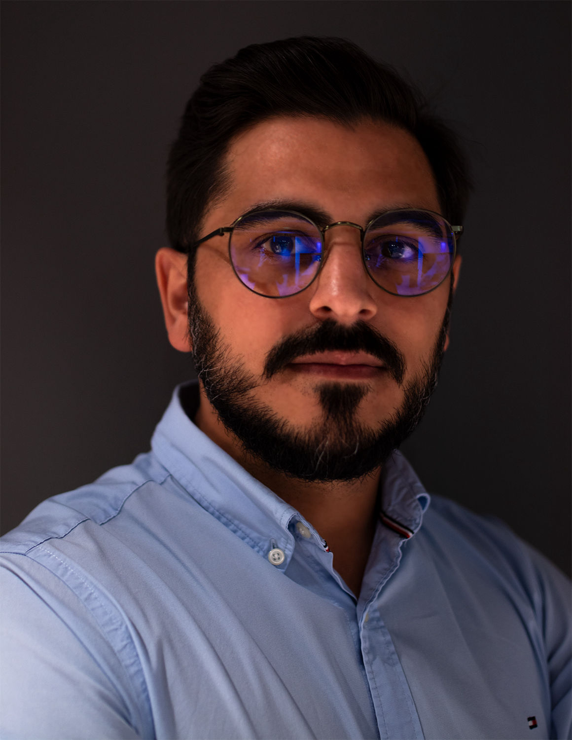 Business Portrait von einem Mann mit Bart, Hilfiger Hemd und Brille