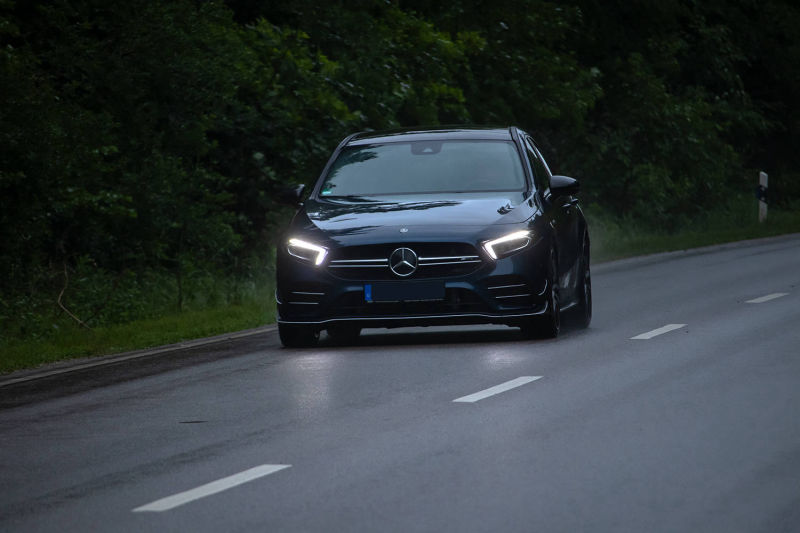 Mercedes Benz A35 AMG fährt die Straße entlang