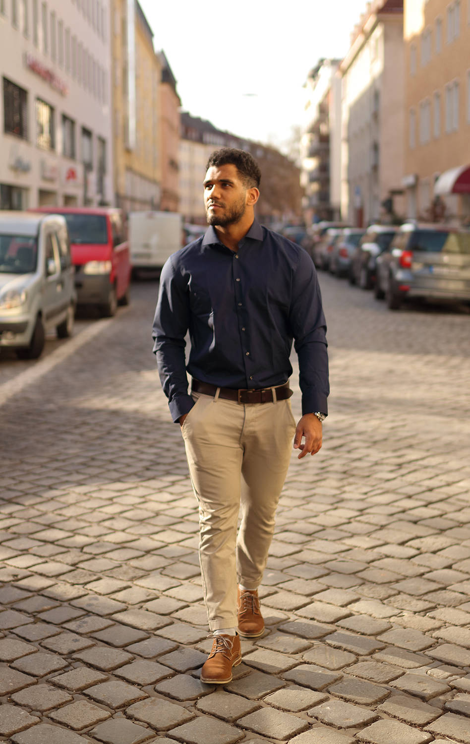 Fashionfotoshooting mit einem Mann in Bewegung, Businessmäßig gekleidet