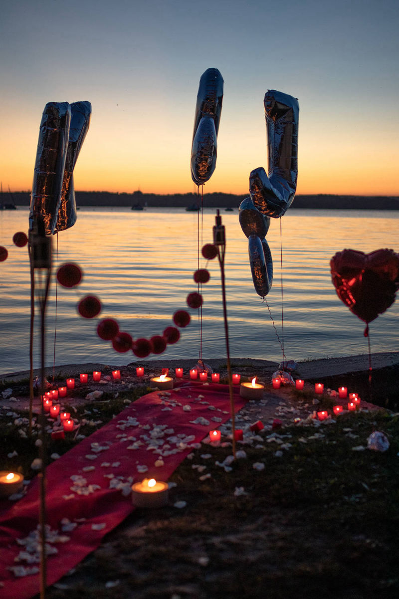 Verlobungsantrag am See mit Sonnenuntergang